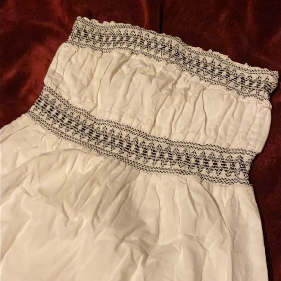 Sleeveless White Dress - Picture 2 of 5